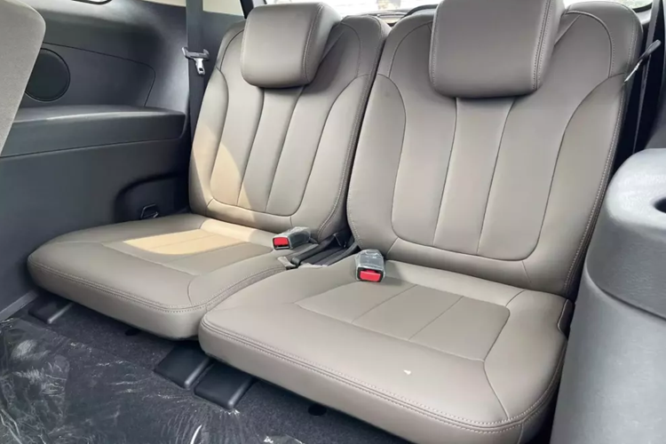 Lưng ghế và tựa đầu của hàng ghế thứ ba đều có thể điều chỉnh. Những trang bị đáng chú ý của mẫu MPV thuần điện này gồm có ghế trước chỉnh cơ 6 hướng, bảng đồng hồ kỹ thuật số 5 inch, màn hình cảm ứng trung tâm 12,8 inch có thể xoay 90 độ, hỗ trợ kết nối Apple CarPlay/Android Auto không dây và điều khiển bằng giọng nói, cho phép đóng/mở kính cửa sổ cũng như chỉnh điều hòa.