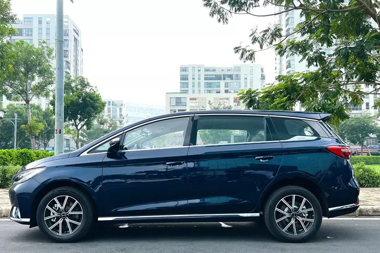 Tuy nhiên, so với những mẫu MPV cỡ nhỏ như Mitsubishi Xpander, Toyota Veloz Cross hay Honda BR-V, xe lại sở hữu kích thước lớn hơn. BYD M6 vốn là MPV thuần điện được phát triển dựa trên mẫu xe Song Max. Tại thị trường Trung Quốc, mẫu xe này có tên gọi khác là Song Max EV.