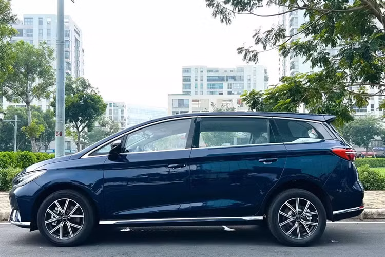 Tuy nhiên, so với những mẫu MPV cỡ nhỏ như Mitsubishi Xpander, Toyota Veloz Cross hay Honda BR-V, xe lại sở hữu kích thước lớn hơn. BYD M6 vốn là MPV thuần điện được phát triển dựa trên mẫu xe Song Max. Tại thị trường Trung Quốc, mẫu xe này có tên gọi khác là Song Max EV.