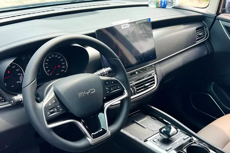 Trong khi đó, cụm đèn hậu LED của xe có thiết kế nằm ngang và nối với nhau bằng nẹp mạ crôm. Ngoài ra, BYD M6 còn được trang bị đường dập gân kéo dài từ đèn pha đến đèn hậu, các cột sơn màu đen, ốp gương chiếu hậu hình chiếc thìa và tay nắm cửa sơn cùng màu thân xe và vành hợp kim đa chấu 17 inch.