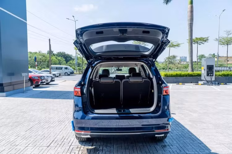 Cuối cùng là hệ thống treo MacPherson phía trước, đa liên kết phía sau và công nghệ Vehicle to Load (V2L) để biến M6 thành trạm sạc di động.