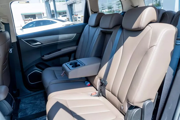 Cũng như các đối thủ cùng phân khúc, mẫu MPV này vẫn dùng cửa mở kiểu truyền thống thay vì cửa trượt chỉnh điện bên sườn. Bên trong BYD M6 là không gian nội thất 7 chỗ với cấu hình 2+3+2. Trong đó, hàng ghế thứ hai có thể trượt lên/xuống trong phạm vi 270 mm và gập phẳng lưng ghế.