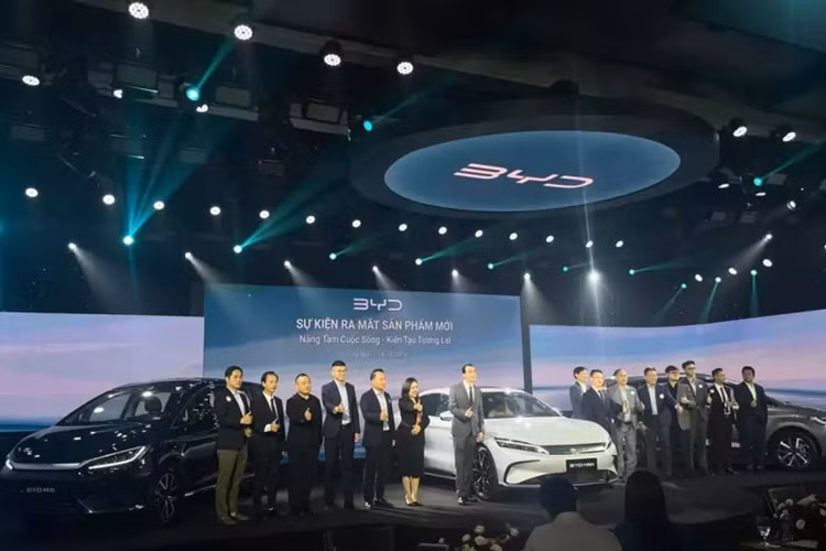 Mẫu xe này sở hữu kích thước dài x rộng x cao lần lượt 4.710 x 1.810 x 1.690 mm và chiều dài cơ sở 2.800 mm. So với những mẫu MPV hạng trung khác ở Việt Nam như Toyota Innova Cross, Hyundai Custin và Haimai 7X-E, BYD M6 chạy điện có kích thước nhỏ hơn đáng kể.