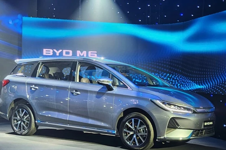 Bên ngoài, M6 sở hữu thiết kế đặc trưng của thương hiệu BYD. Xe được trang bị lưới tản nhiệt đóng kín, cản trước tích hợp hốc gió trung tâm khá rộng và khe gió hình tam giác. Đèn pha của mẫu MPV này lấy cảm hứng thiết kế từ mắt rồng và tích hợp dải đèn LED định vị ban ngày.