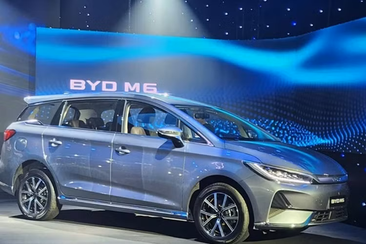 Bên ngoài, M6 sở hữu thiết kế đặc trưng của thương hiệu BYD. Xe được trang bị lưới tản nhiệt đóng kín, cản trước tích hợp hốc gió trung tâm khá rộng và khe gió hình tam giác. Đèn pha của mẫu MPV này lấy cảm hứng thiết kế từ mắt rồng và tích hợp dải đèn LED định vị ban ngày.