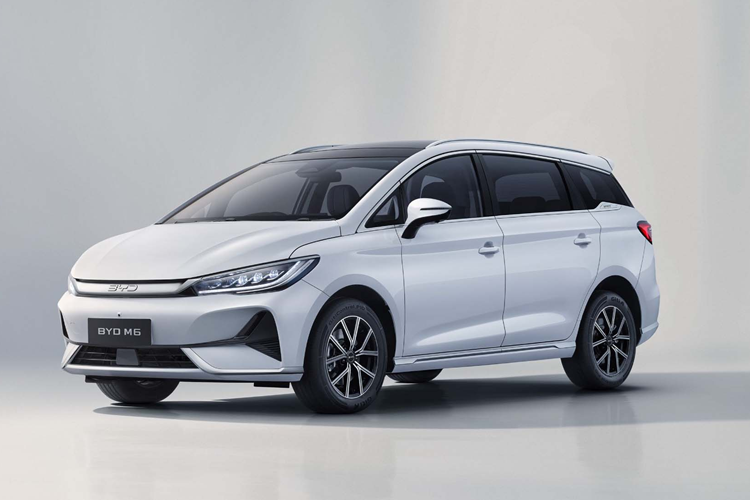 Đáng tiếc là trang bị an toàn của BYD M6 khá cơ bản. Xe sở hữu hệ thống chống bó cứng phanh ABS, phân bổ lực phanh điện tử EBD, cân bằng điện tử, kiểm soát độ bám đường, hỗ trợ khởi hành ngang dốc, chống tăng tốc đột ngột, giữ phanh tự động, can thiệp chống lật xe, công nghệ tự động làm sạch đĩa phanh và camera 360 độ giả lập hình ảnh dưới gầm.