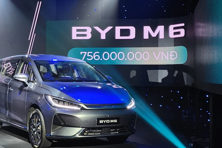 Thêm vào đó là hệ thống âm thanh 6 loa, điều khiển một chạm/chống kẹt ở cả 4 cửa sổ, cửa gió điều hòa với công nghệ lọc bụi mịn PM 2.5 ở cả 3 hàng ghế, mở khóa/khởi động từ xa và chìa khóa dạng thẻ NFC. Khi muốn mở cửa, người lái chỉ cần chạm thẻ vào logo trên gương chiếu hậu bên ngoài xe.