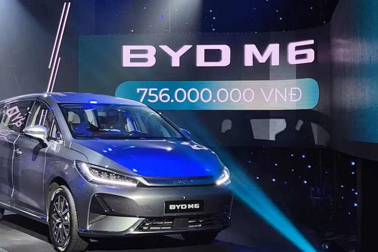 Thêm vào đó là hệ thống âm thanh 6 loa, điều khiển một chạm/chống kẹt ở cả 4 cửa sổ, cửa gió điều hòa với công nghệ lọc bụi mịn PM 2.5 ở cả 3 hàng ghế, mở khóa/khởi động từ xa và chìa khóa dạng thẻ NFC. Khi muốn mở cửa, người lái chỉ cần chạm thẻ vào logo trên gương chiếu hậu bên ngoài xe.