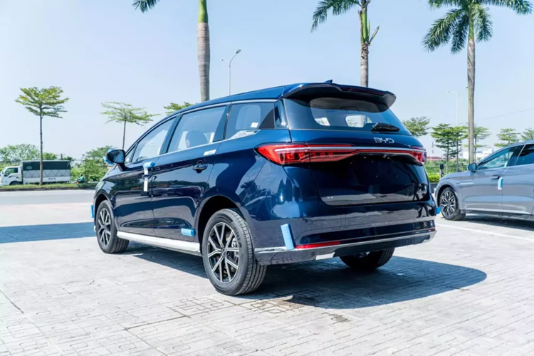 BYD M6 tại Việt Nam được bảo hành 6 năm hoặc 150.000 km cho xe và 8 năm hoặc 160.000 km cho pin. Khi mua xe, khách hàng được tặng bộ sạc treo tường, thiết bị sạc cầm tay, và thiết bị chuyển đổi nguồn điện.