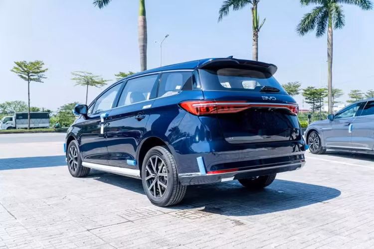 BYD M6 tại Việt Nam được bảo hành 6 năm hoặc 150.000 km cho xe và 8 năm hoặc 160.000 km cho pin. Khi mua xe, khách hàng được tặng bộ sạc treo tường, thiết bị sạc cầm tay, và thiết bị chuyển đổi nguồn điện.