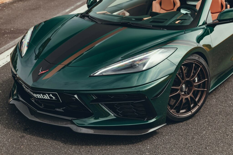 Nhằm đem tới cho xe một diện mạo ấn tượng, xe còn được trang bị bộ lò xo cuộn KW V5 Clubsport. Ngoài ra xe còn được trang bị bộ mâm thể thao OZ Ultraleggera HLT được hoàn thiện bằng màu đồng tuyệt đẹp, tương phản hoàn hảo với màu sơn xanh đậm của xe.