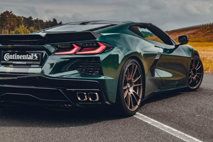 Theo dự kiến, mức giá xe Corvette C8 Stingray 45th bán ra khởi điểm ở mức khoảng 162.000 USD (khoảng hơn 3,8 tỷ đồng) tại thị trường Đức.
