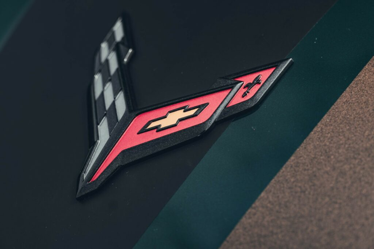 Xe cũng đồng thời được trang bị bộ chia gió phía trước bằng sợi carbon mới, cánh lướt gió phía sau và ống dẫn khí càng nâng cao tính thẩm mỹ mạnh mẽ của chiếc xe. Nội thất của Corvette đã được nâng cấp để tạo cảm giác đặc biệt hơn một chút.