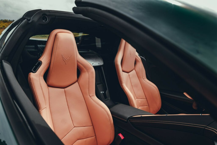 Ghế ngồi của xe được bọc da màu be nhạt mới, các khu vực khác được bọc damàu đen có đường chỉ khâu tương phản màu be nhạt.