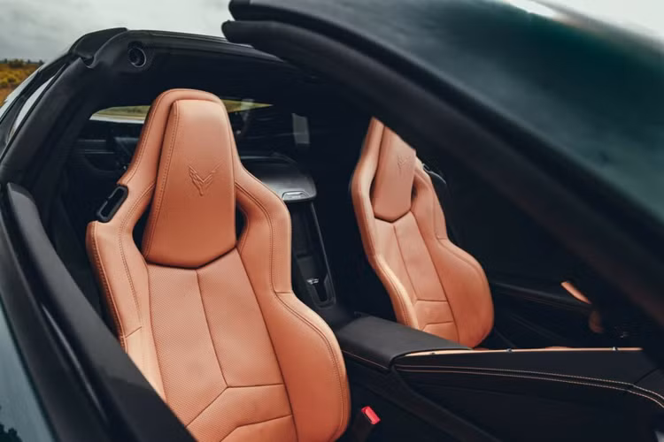 Ghế ngồi của xe được bọc da màu be nhạt mới, các khu vực khác được bọc damàu đen có đường chỉ khâu tương phản màu be nhạt.