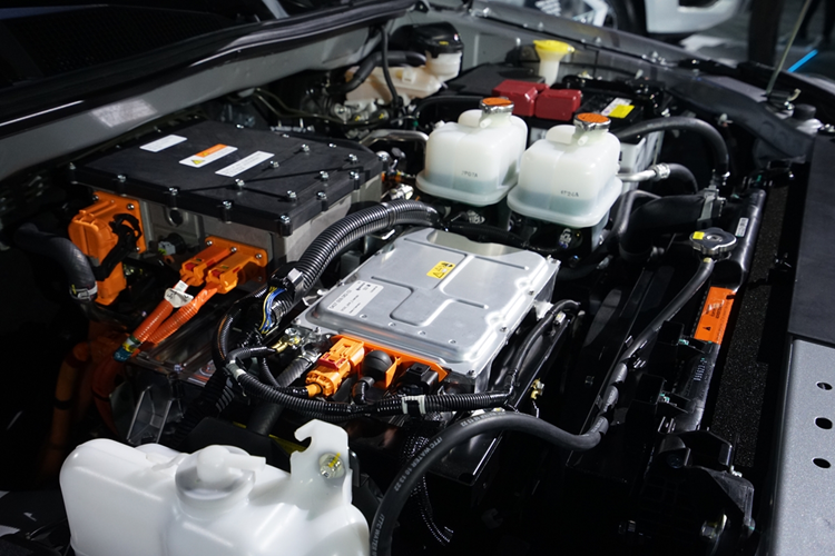 Theo đó, mô-tơ điện đặt tại cầu trước có công suất 54 mã lực và mô-men xoắn cực đại 108 Nm, trong khi mô-tơ ở cầu sau có thông số mạnh hơn với công suất 120 mã lực và mô-men xoắn cực đại 217 Nm. Tuy vậy, khi cùng nhau hoạt động thì tổng công suất toàn bộ hệ thống được ghi nhận lên tới 177 mã lực, mô-men xoắn cực đại đạt 325 Nm.