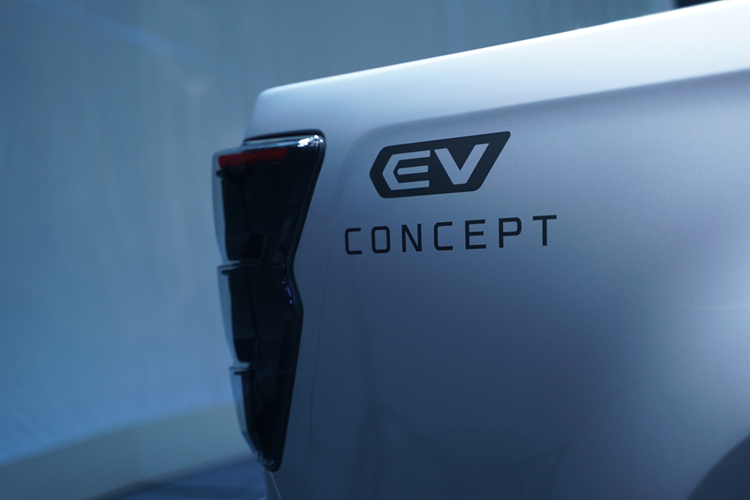 Isuzu cho biết hệ truyền động thuần điện này cho phép xe có sức kéo tối đa 3,5 tấn, tải trọng tối đa 1 tấn. Tốc độ tối đa được giới hạn ở 130 km/h nhằm tối ưu hiệu quả sử dụng năng lượng từ bộ pin lithium-ion có dung lượng 66,9 kWh do Isuzu tự phát triển và sản xuất.