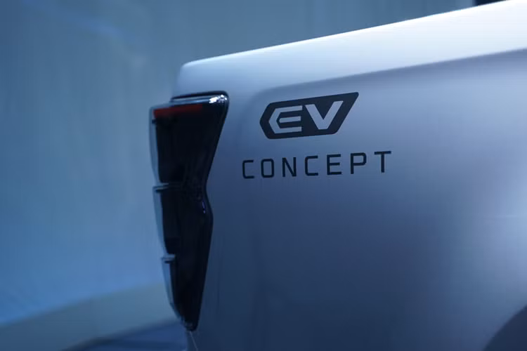 Isuzu cho biết hệ truyền động thuần điện này cho phép xe có sức kéo tối đa 3,5 tấn, tải trọng tối đa 1 tấn. Tốc độ tối đa được giới hạn ở 130 km/h nhằm tối ưu hiệu quả sử dụng năng lượng từ bộ pin lithium-ion có dung lượng 66,9 kWh do Isuzu tự phát triển và sản xuất.