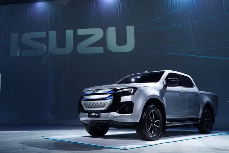 Ngay trước thềm triển lãm Bangkok International Motor Show 2024, hãng Isuzu đã cho giới thiệu mẫu xe Isuzu D-Max EV Concept mới. Đây là ý tưởng về biến thể thuần điện của mẫu xe bán tải cỡ trung Isuzu D-Max quen thuộc, dự kiến sẽ sớm được hoàn thiện để đi vào sản xuất thương mại hàng loạt tại Thái Lan kể từ năm 2025.