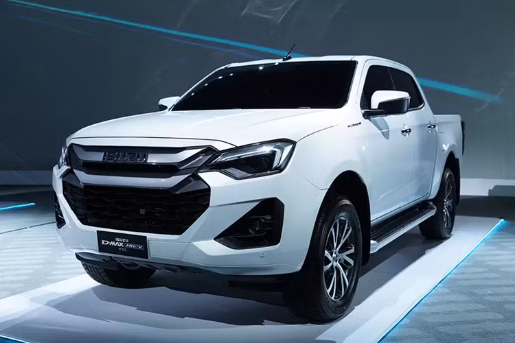 Bên cạnh Isuzu D-Max thuần điện, Isuzu còn có kế hoạch giới thiệu thêm một biến thể khác mang tên D-Max Hi-Lander MHEV (hybrid dạng nhẹ), vẫn vận hành chủ yếu bằng động cơ diesel 4 xy-lanh 1.9L tăng áp, nhưng có thêm hệ thống điện 48V làm nhiệm vụ hỗ trợ, hướng tới giảm tiêu thụ nhiên liệu và khí thải khoảng 10%.