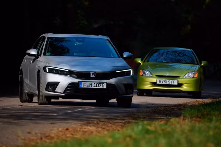 Đối với lớp sơn phủ màu bạc của Civic, Semple cho biết lớp sơn này bao gồm 64% thành phần của lớp sơn này là các mảnh bạc nguyên chất và bột màu, tất cả đều được pha trong hỗn hợp acrylic chuyên dụng. Sau quá trình pha trộn, các chuyên gia chế tạo tại Anh The Syrup Room đã thực hiện thử thách phun lớp sơn này lên thân xe.