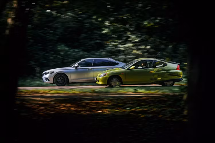 Sau đó, các lớp sơn Silveriest Silver cuối cùng được phủ cẩn thận lên nhiều lớp sơn bảo vệ đảm bảo lớp sơn không chỉ sáng bóng mà còn bền. Honda tuyên bố rằng đây là lần đầu tiên một loại sơn như vậy được áp dụng cho một chiếc xe, tạo nên một diện mạo độc nhất vô nhị cho chiếc Hatchback Hybrid.