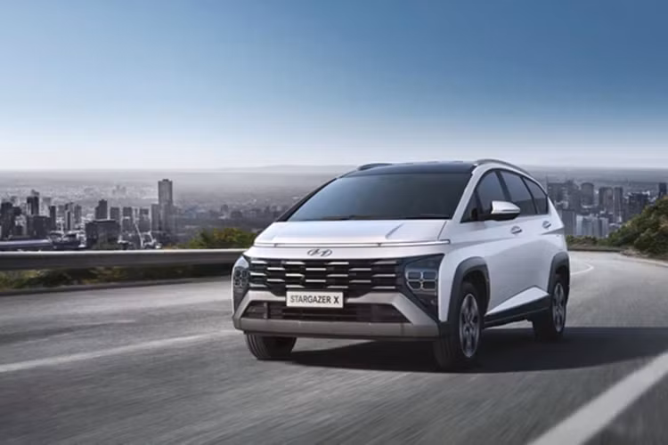 Trang bị động cơ của Hyundai Stargazer X vẫn sẽ là cụm máy xăng 1.5L giống như bản thường, cho công suất 113 mã lực và mô-men xoắn 144 Nm, đi kèm hộp số CVT. Tuy nhiên, tư vấn bán hàng cho biết xe được nâng cấp lên 4 phanh đĩa cho 4 bánh thay vì chỉ có 2 phanh đĩa trước.