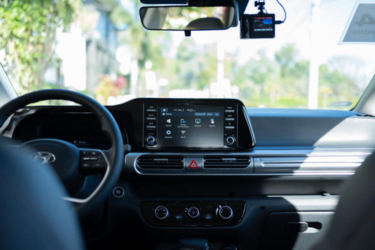 MPV bình dân cỡ nhỏ đang là phân khúc rất cạnh tranh ở thị trường Việt Nam với sự góp mặt của các mẫu xe gồm Suzuki Ertiga (giá 538 - 608 triệu đồng), Suzuki XL7 (từ 599,9 triệu đồng), Toyota Avanza (558 - 598 triệu đồng), Toyota Veloz (638 - 660 triệu đồng), Kia Carens (589 - 859 triệu đồng), Mitsubishi Xpander (560 - 698 triệu đồng) hay Honda BR-V (661 - 705 triệu đồng).