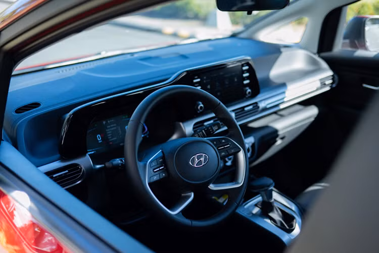 Hyundai Stargazer X so với bản thường có sự khác biệt về thiết kế và sở hữu nhiều trang bị cao cấp hơn. Cụ thể, Stargazer X đi theo phong cách SUV để trông khỏe khoắn, thể thao và hiện đại hơn. Điều này được thể hiện qua phần lưới tản nhiệt màu đen với điểm nhấn màu bạc đan xen tương phản tạo thành giao diện cờ vạch đích.