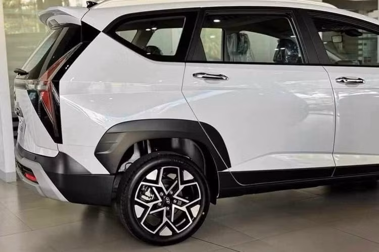 Được thiết kế theo phong cách "MPV lai SUV" nên Hyundai Stargazer X có khoảng sáng gầm cao hơn, đạt mức 205 mm, tăng 20 mm so với bản thường. Tương tự Staria, Hyundai Stargazer X cũng được trang bị thanh đèn LED chạy ngang hết chiều rộng của xe.