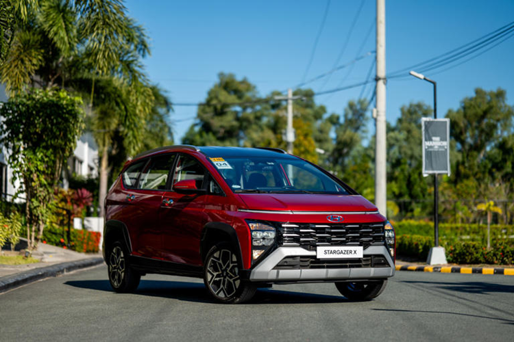 Về công nghệ an toàn, Stargazer X được trang bị gói Hyundai SmartSense, bao gồm hỗ trợ phòng tránh va chạm với người đi bộ, hỗ trợ tránh va chạm điểm mù, hỗ trợ phòng tránh va chạm phía sau, đèn tự động thông minh và hỗ trợ giữ làn đường. Đây đều là những tính năng đã có trên phiên bản Stargazer Cao cấp đang bán tại Việt Nam.