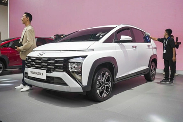 Các trang bị nổi bật trên Hyundai Stargazer X có: hệ thống âm thanh Bose (trên bản Prime cao nhất), bảng đồng hồ kỹ thuật số giống Creta, phanh tay điện tử, bộ sạc điện thoại không dây và Apple CarPlay / Android Auto không dây,…