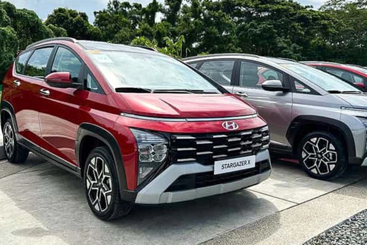 Ngoại trừ cản sau được làm lớn hơn, màu đen tích hợp một dải bạc bên trong. Chiếc MPV cỡ nhỏ vẫn được trang bị đèn hậu chữ “H” cỡ lớn đặc trưng. Đại lý cho biết Stargazer X sẽ có 2 màu ngoại thất đặc biệt là trắng mờ và vàng. Với hai màu sơn này, khách mua xe sẽ phải trả thêm 3 triệu đồng.