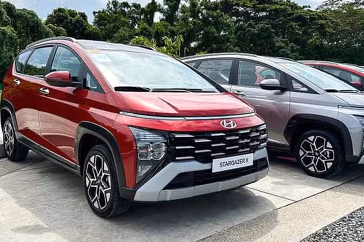 Ngoại trừ cản sau được làm lớn hơn, màu đen tích hợp một dải bạc bên trong. Chiếc MPV cỡ nhỏ vẫn được trang bị đèn hậu chữ “H” cỡ lớn đặc trưng. Đại lý cho biết Stargazer X sẽ có 2 màu ngoại thất đặc biệt là trắng mờ và vàng. Với hai màu sơn này, khách mua xe sẽ phải trả thêm 3 triệu đồng.