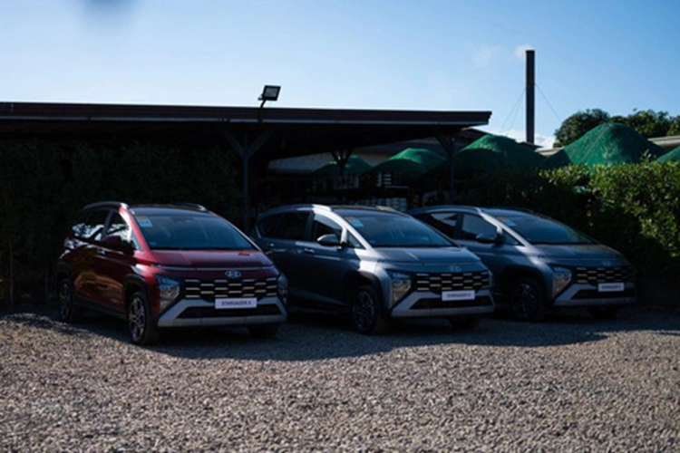 Bên trong cabin, Hyundai Stargazer X có hệ thống ghế ngồi bọc giả da mới với đường chỉ khâu màu đỏ làm điểm nhấn và hoa văn ở phía trên bên phải của lưng ghế. Phần viền bảng đồng hồ đã được làm thấp xuống.