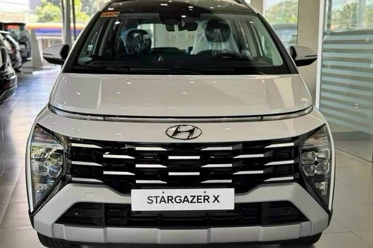 Các đại lý Hyundai trên toàn quốc đã thông báo nhận đặt cọc Stargazer X. Một tư vấn viên bán hàng cho biết mẫu MPV này này có 3 phiên bản Tiêu chuẩn, Đặc biệt và Cao cấp, đi kèm mức giá lần lượt là 489 – 559 – 599 triệu đồng.