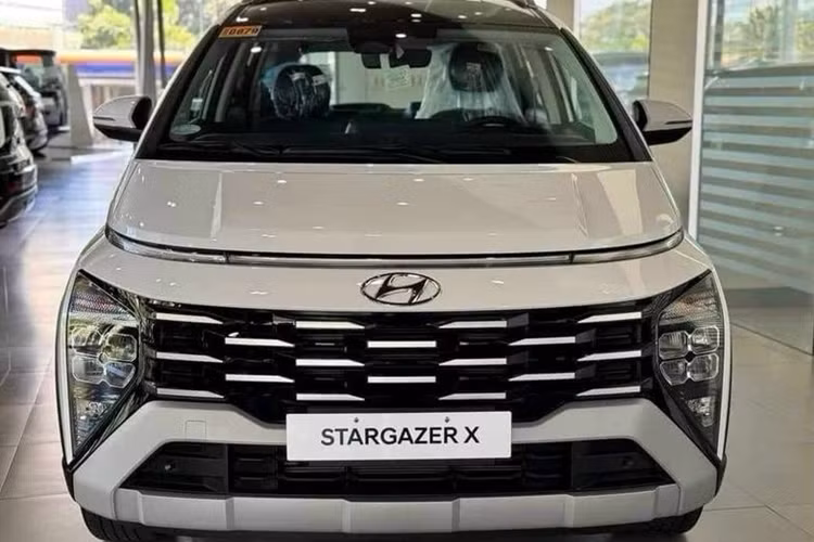 Các đại lý Hyundai trên toàn quốc đã thông báo nhận đặt cọc Stargazer X. Một tư vấn viên bán hàng cho biết mẫu MPV này này có 3 phiên bản Tiêu chuẩn, Đặc biệt và Cao cấp, đi kèm mức giá lần lượt là 489 – 559 – 599 triệu đồng.