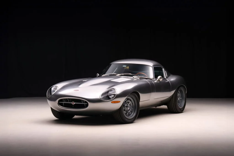 Mẫu xe cổ Eagle Jaguar E-Type này được chế tạo như một phiên bản hiện đại của chiếc coupe được Jaguar chế tạo vào năm 1961 và việc chế tạo chiếc xe này bắt đầu vào khoảng năm 2010. Chỉ có sáu chiếc Low Drag GT được Eagle chế tạo.