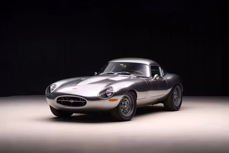 Mẫu xe cổ Eagle Jaguar E-Type này được chế tạo như một phiên bản hiện đại của chiếc coupe được Jaguar chế tạo vào năm 1961 và việc chế tạo chiếc xe này bắt đầu vào khoảng năm 2010. Chỉ có sáu chiếc Low Drag GT được Eagle chế tạo.