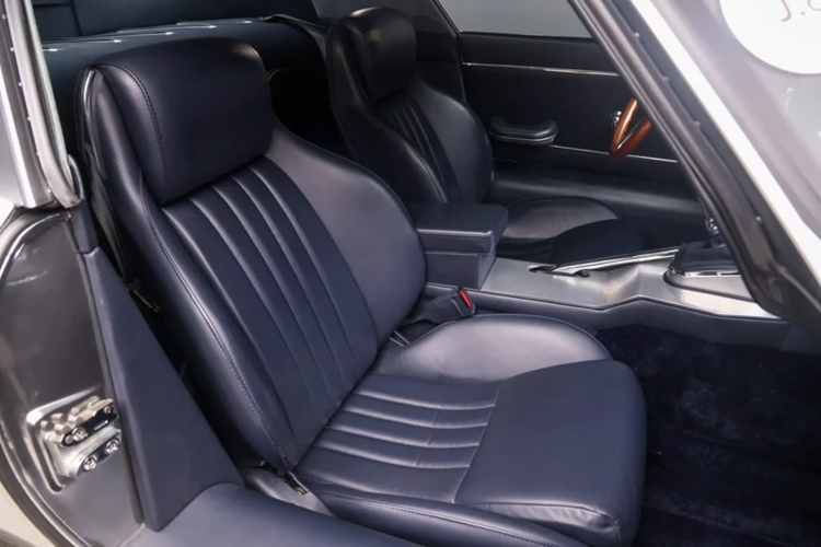 Mẫu xe độc đáo này được trang bị bộ mâm 16 inch đi cùng lốp Vredestein Ultrac Giugiaro Design và được trang bị phanh đĩa AP Racing với đĩa trước được khoan với họa tiết đan chéo, đồng thời xe còn có bộ giảm chấn có thể điều chỉnh của Ohlins.