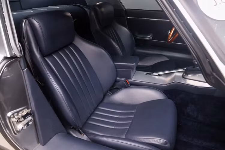 Mẫu xe độc đáo này được trang bị bộ mâm 16 inch đi cùng lốp Vredestein Ultrac Giugiaro Design và được trang bị phanh đĩa AP Racing với đĩa trước được khoan với họa tiết đan chéo, đồng thời xe còn có bộ giảm chấn có thể điều chỉnh của Ohlins.