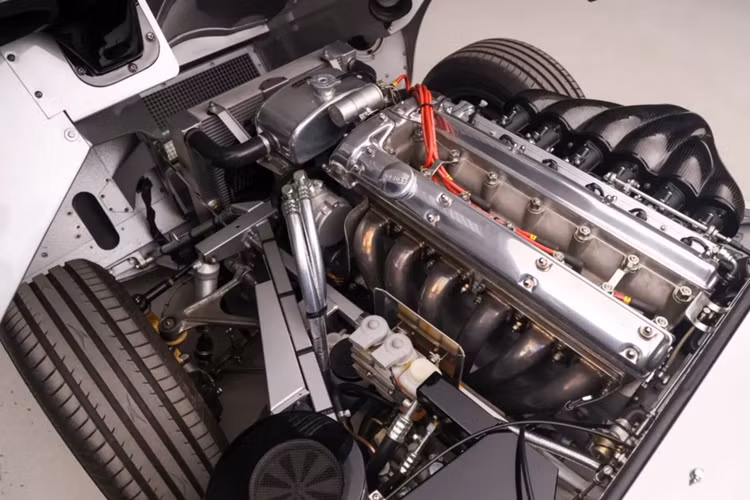 Cung cấp sức mạnh cho tác phẩm nghệ thuật này là động cơ 6 xi-lanh, dung tích 4.7 lít với khối nhôm, piston rèn, lò xo van Cosworth, một thùng chứa nhiên liệu lớn với vách ngăn và một van điều tiết trục khuỷu hài hòa.