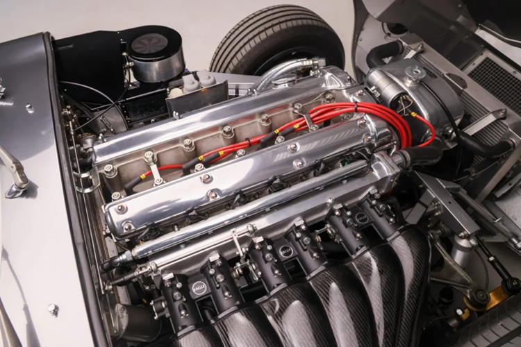 Mẫu xe cũng được trang bị phần ống nạp bằng sợi carbon, ECU Pectel và các đầu bằng thép không gỉ. Kết hợp với động cơ sáu cấp là hộp số sàn 5 cấp dẫn động cầu sau thông qua bộ vi sai hạn chế trượt.