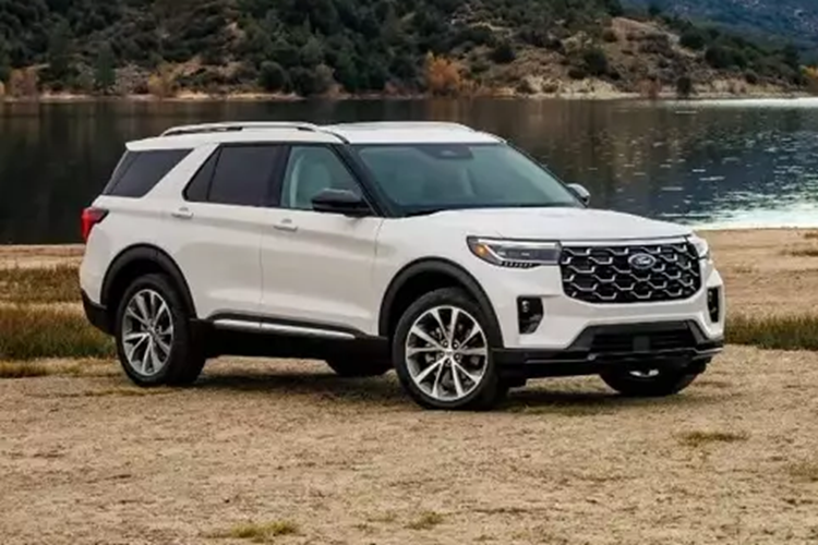 Trái với đầu xe, khu vực bên sườn của mẫu SUV cỡ lớn Ford Explorer 2024 gần như giữ nguyên, chỉ thay đổi ở thiết kế vành la-zăng. Bản ST cao cấp nhất sẽ được trang bị nóc màu đen tùy chọn và vành hợp kim 21 inch sơn màu xám Magnetite mới.