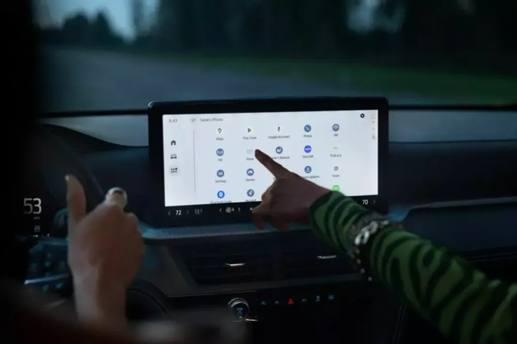 Đặc biệt, mẫu SUV cỡ lớn này đã có hệ thống BlueCruise cho phép lái bán tự động trên cao tốc. Đáng tiếc là động cơ của mẫu SUV cỡ lớn này không có gì mới. Xe vẫn dùng 2 loại động cơ xăng, tùy theo phiên bản. Trong đó, động cơ xăng Ecoboost 4 xi-lanh, tăng áp, dung tích 2.3L được dùng cho bản Active, ST-Line và Platinum.