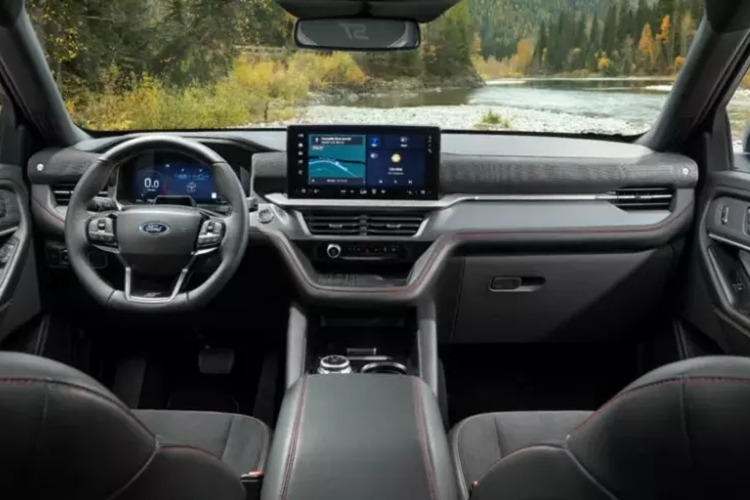 Màn hình này hỗ trợ kết nối Apple CarPlay/Android Auto không dây và tính năng điều khiển bằng giọng nói Google Assistant hoặc Alexa Built-in. Hành khách có thể xem video hoặc chơi điện tử trên màn hình thông tin giải trí. Trong khi đó, bảng đồng hồ của xe giờ đây đã có thể hiển thị bản đồ.