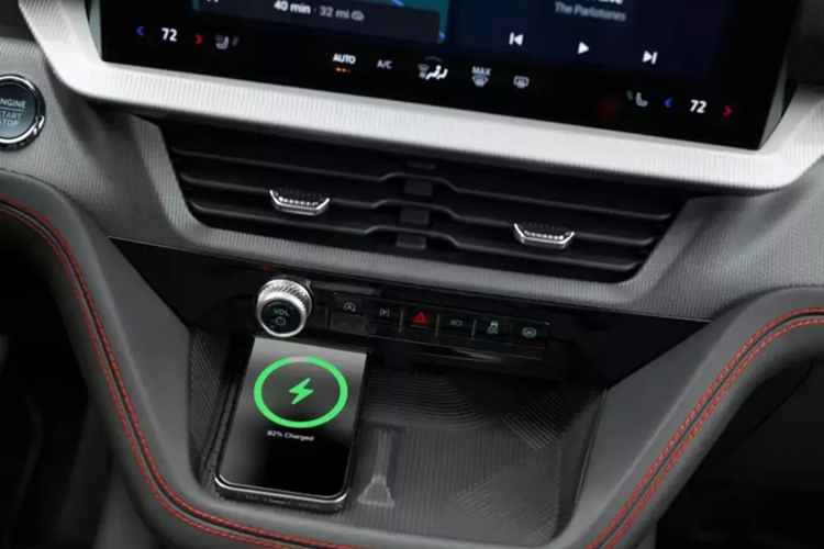 Động cơ cho công suất tối đa 300 mã lực và mô-men xoắn cực đại 420 Nm như cũ. Với bản ST cao cấp nhất, xe dùng động cơ xăng Ecoboost V6, dung tích 3.0L, tạo ra công suất tối đa 400 mã lực và mô-men xoắn cực đại 563 Nm.