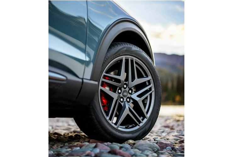 Thông thường, các mẫu xe Ford sẽ chỉ thay đổi nhẹ ở thiết kế nội thất khi bước sang phiên bản nâng cấp. Tuy nhiên, Ford Explorer 2024 đã phá vỡ truyền thống này với mặt táp-lô thiết kế hoàn toàn mới, được đẩy về phía trước nhiều hơn để nới rộng không gian cho người ngồi ở hàng ghế đầu.