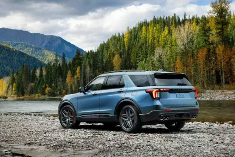 Khác với trước đây, động cơ V6 này chỉ là trang bị tùy chọn thay vì tiêu chuẩn ở bản Platinum. Cả hai động cơ EcoBoost đều kết hợp với hộp số tự động 10 cấp. Bản ST có thêm lẫy chuyển số thể thao trên vô lăng. Xe còn có hệ dẫn động cầu sau tiêu chuẩn và 4 bánh tùy chọn.