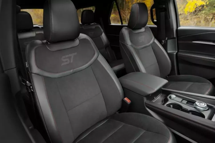 Ngoài ra, hãng Ford cho biết chất lượng của vật liệu nội thất cũng đã được cải thiện. Thêm vào đó là 2 sạc điện thoại không dây trên cụm điều khiển trung tâm, 8 cổng sạc USB Type C và 3 nguồn điện 12V. Không chỉ tiện nghi hơn, Ford Explorer 2024 còn an toàn với gói công nghệ trợ lái nâng cao Ford Co-Pilot360 Assist+ đầy đủ hơn.